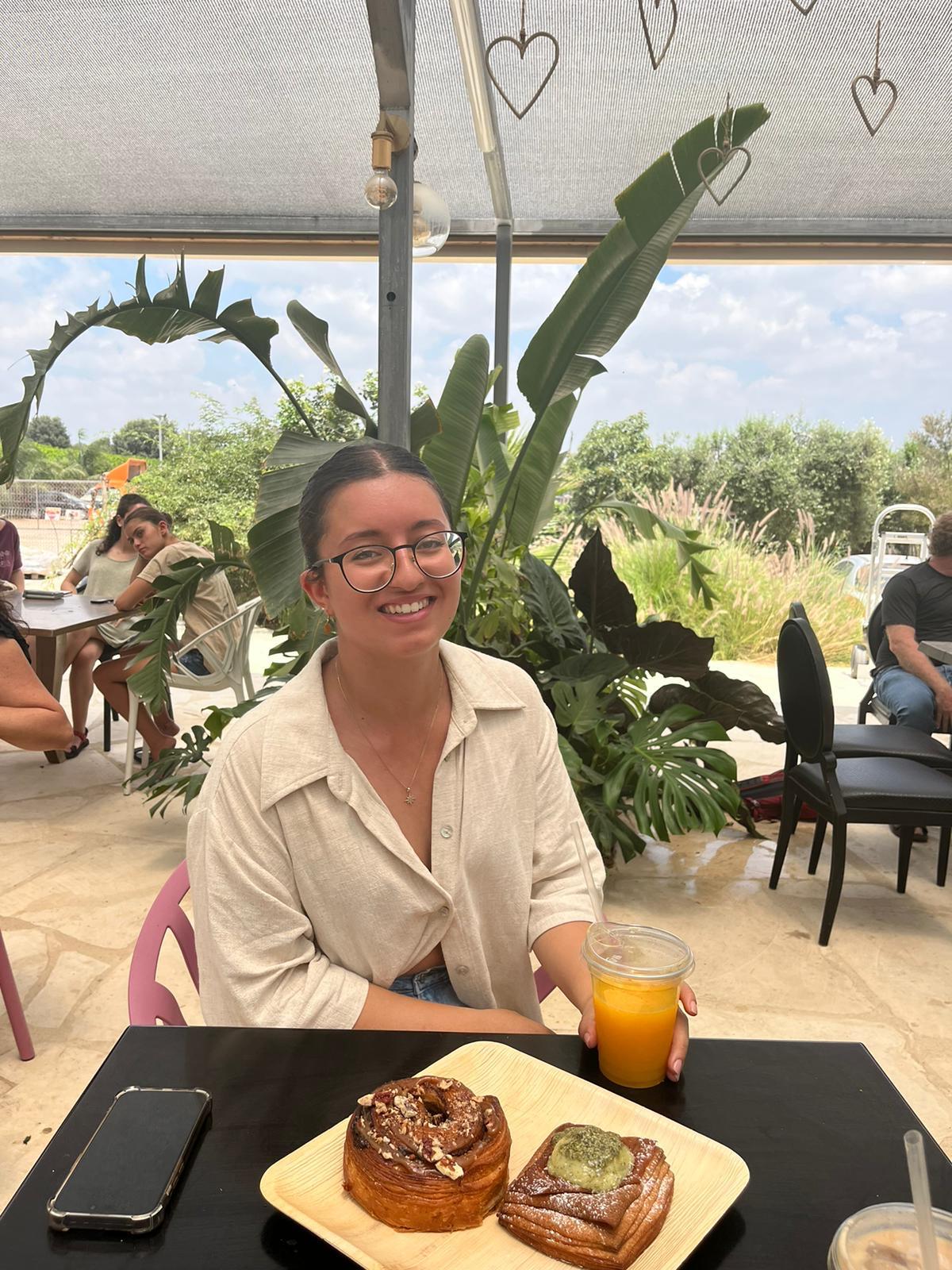 זינה חנוכייב